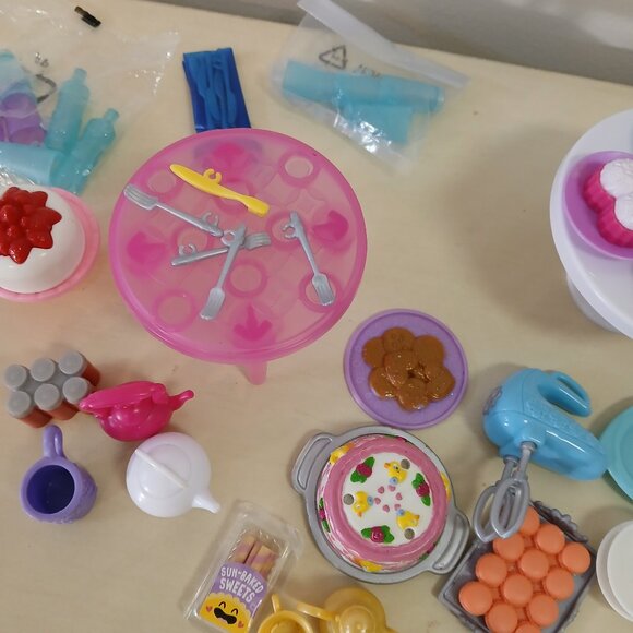 Barbie & Chelsea party set with 30+ accessories (see all pics) - Picture 7 of 8